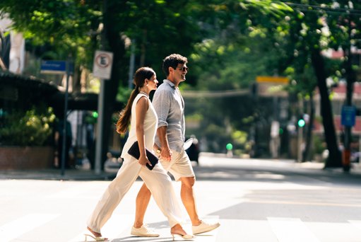 Casal caminhando
