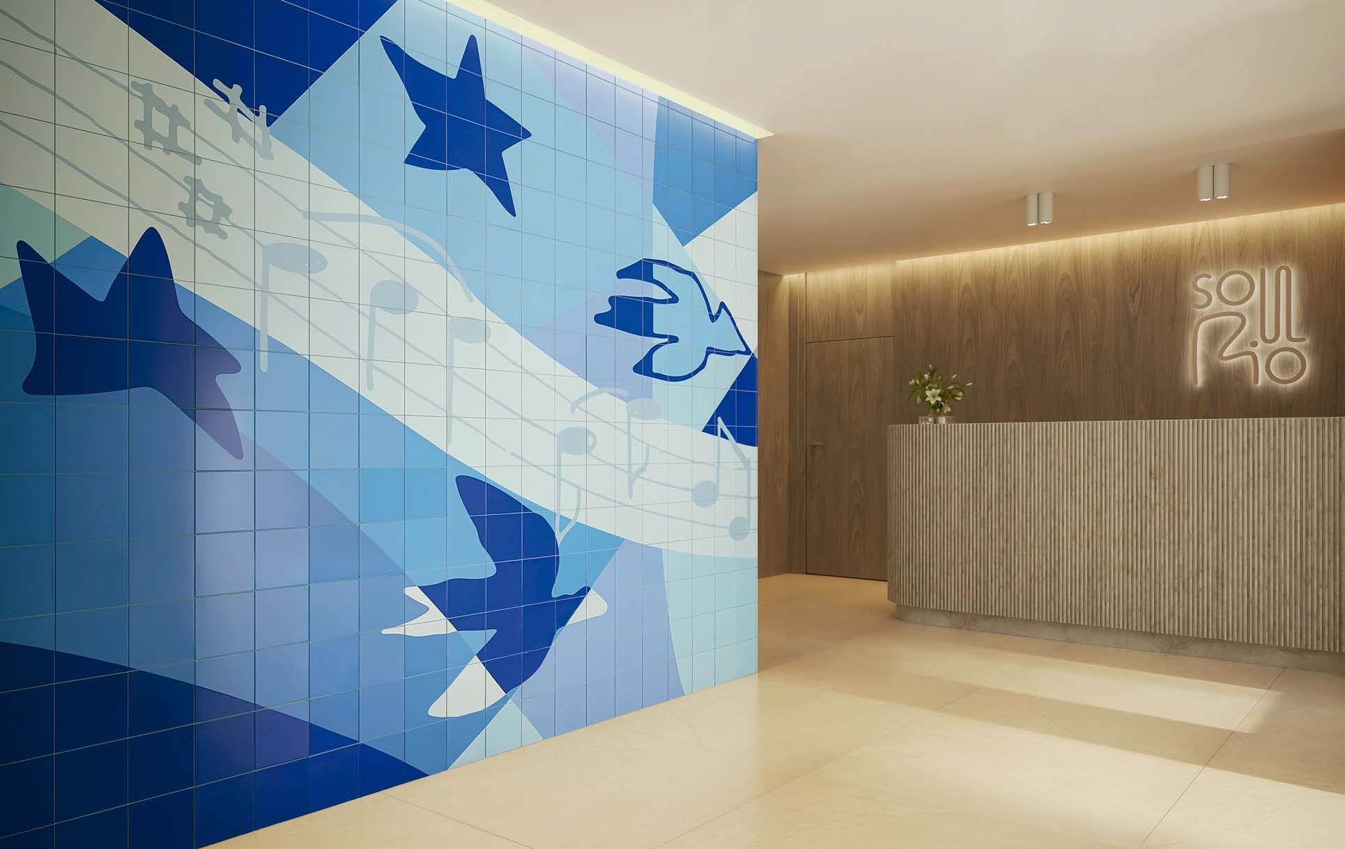 Recepção com painel de azulejos