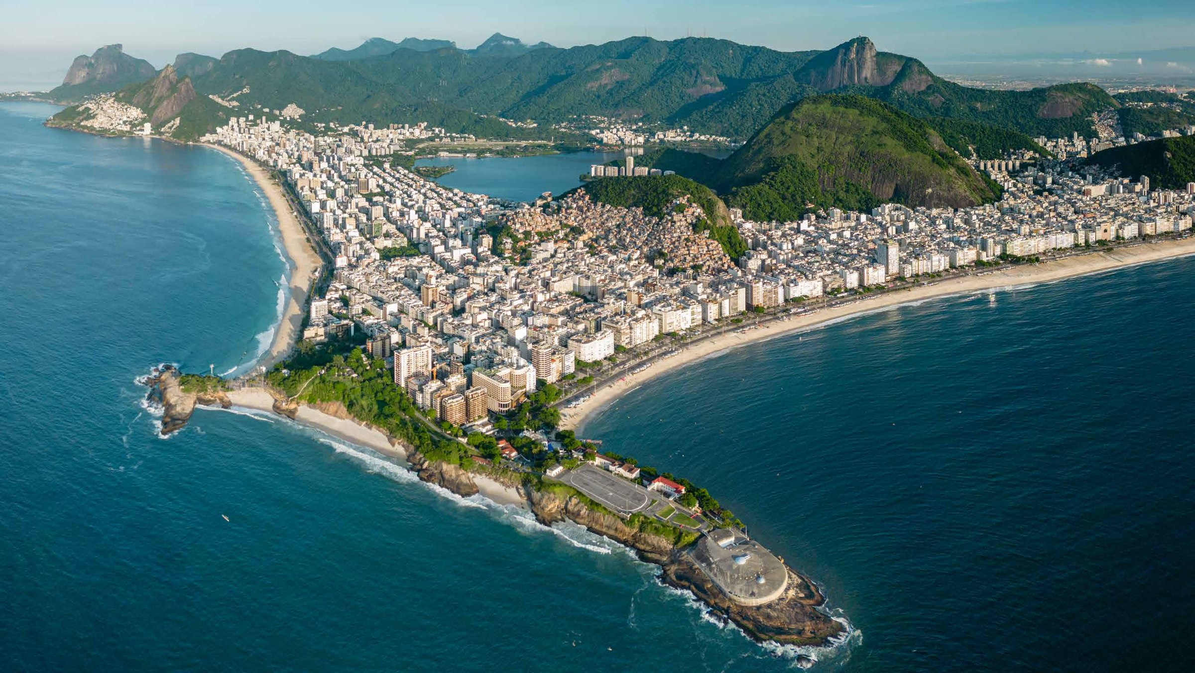 Arpoador e Copacabana vistos do alto