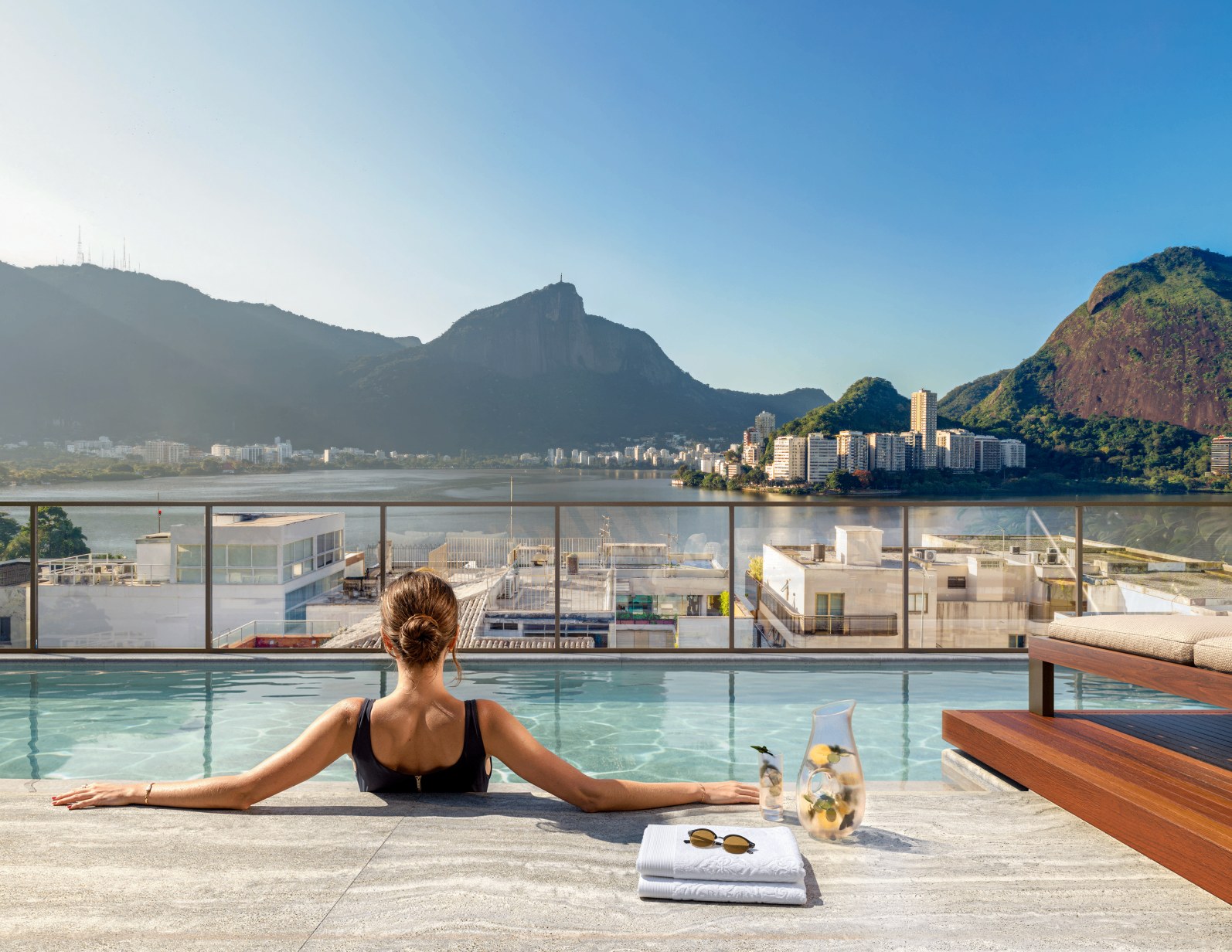 Piscina do rooftop com vista para o Cristo