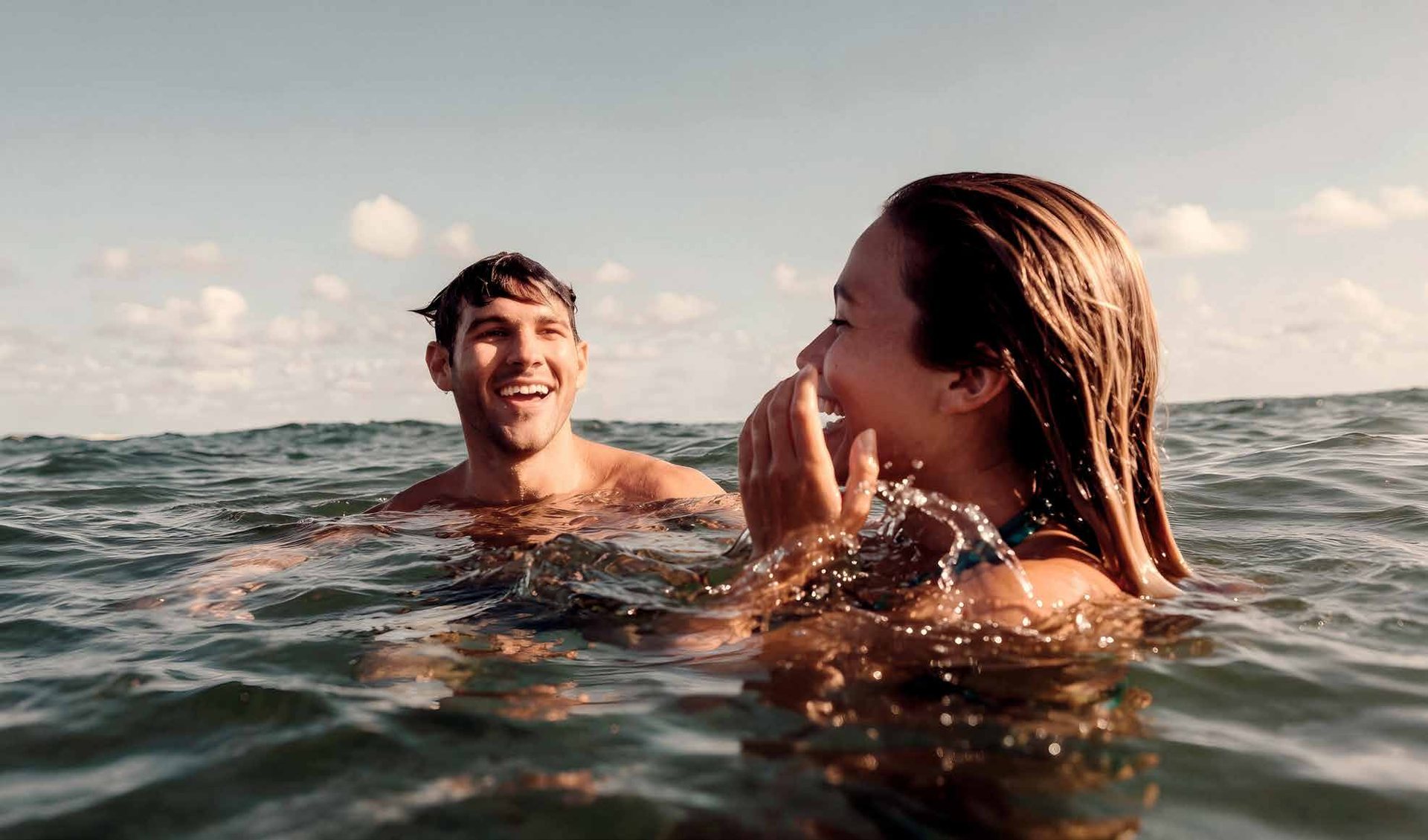 Casal no mar